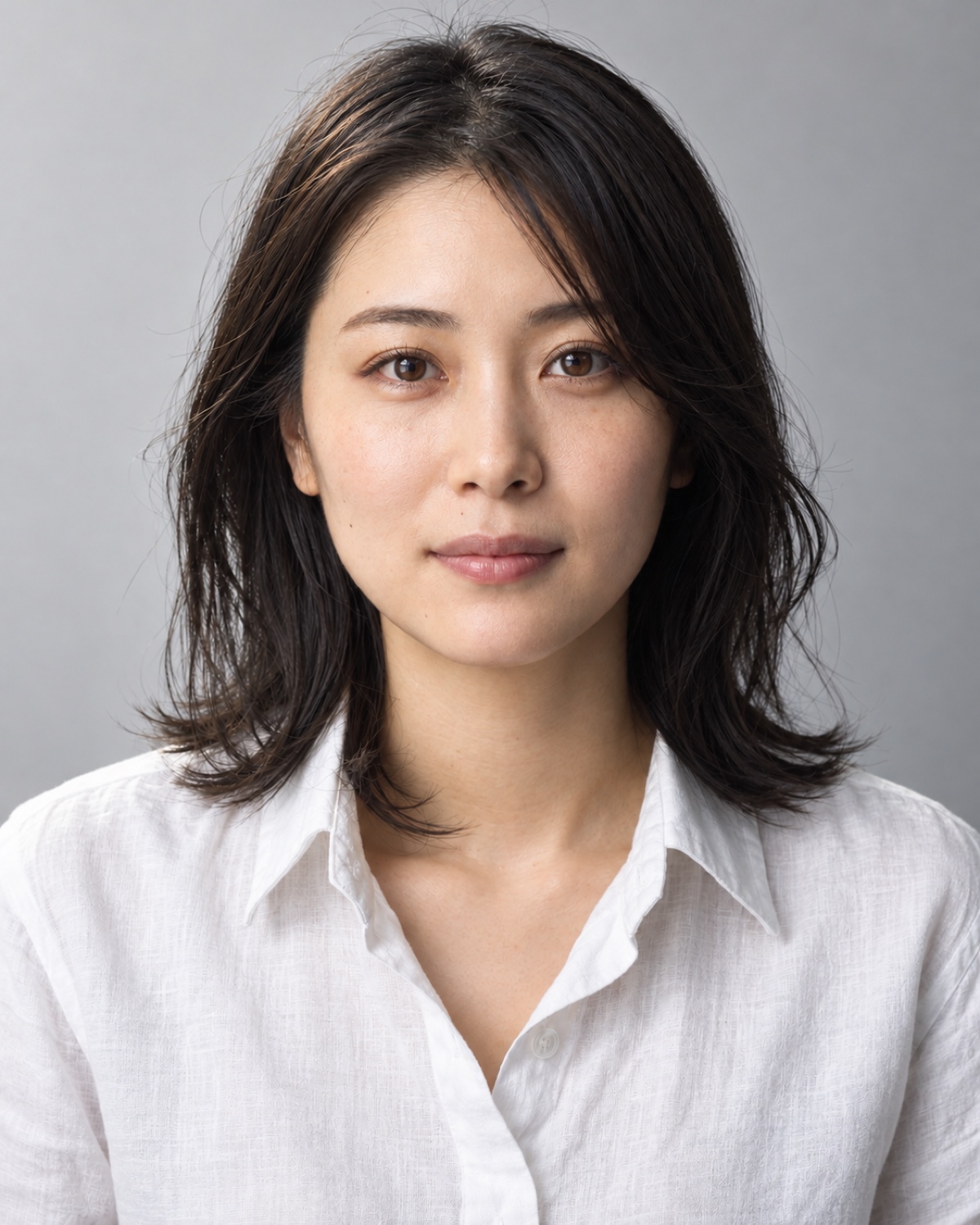 白いシャツを着た女性の宣材写真の見本